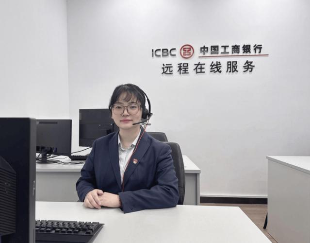 企业主咨询银行工作人员